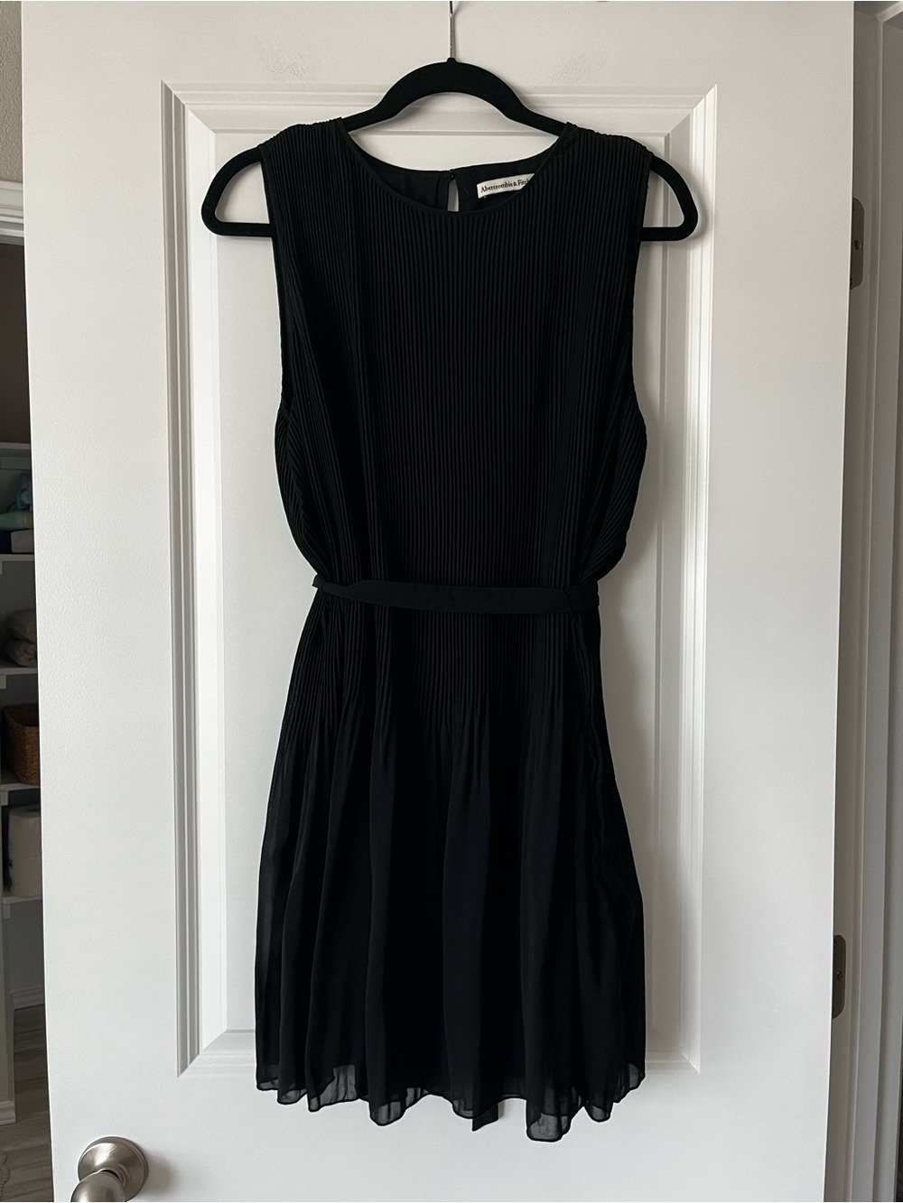 Abercrombie & Fitch Black Sleeveless Pleated Fit-and-Flare Dress